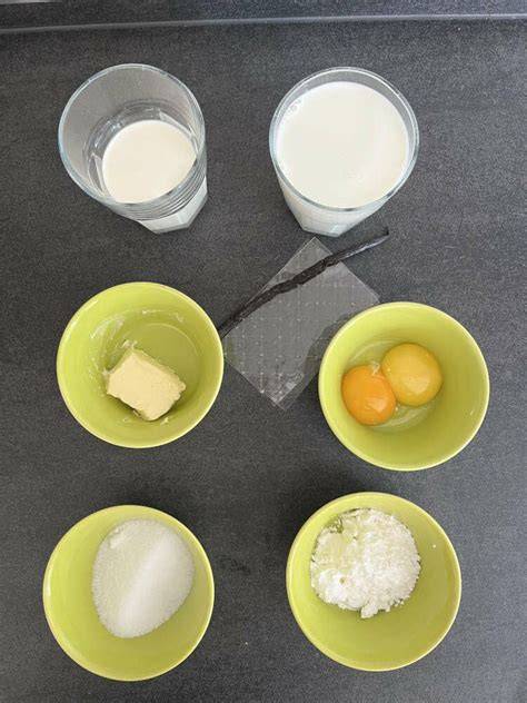 Zutaten für Creme Pâtissière und Schokoladenstile auf einem Tisch