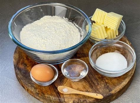 Zutaten für Dinkel Mürbeteig Kekse: Mehl, Butter, Zucker, Ei, Zitrone
