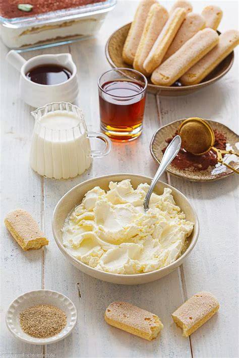 Zutaten für Eiscreme ohne Ei auf einen Blick: Milch, Sahne, Zucker, Vanillezucker, Nüsse, Früchte
