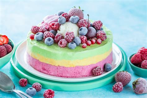 Zutaten für Eistorte: Eis, Kekse, Beeren und Baiser