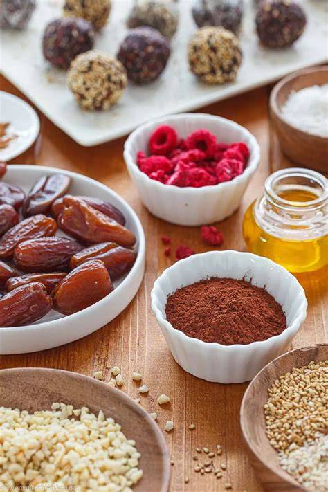 Zutaten für Energy Balls: Datteln, Nüsse, Kakao und Haferflocken