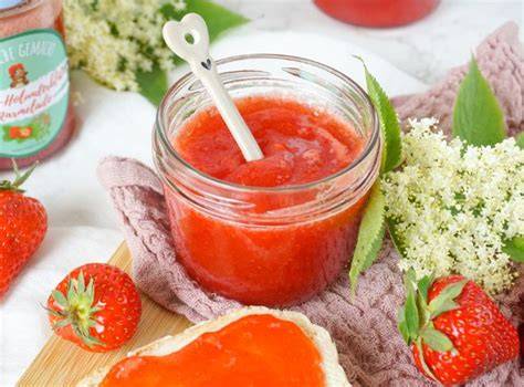 Zutaten für Erdbeer-Holunderblüten-Marmelade: Erdbeeren, Holunderblüten, Zitrone, Gelierzucker