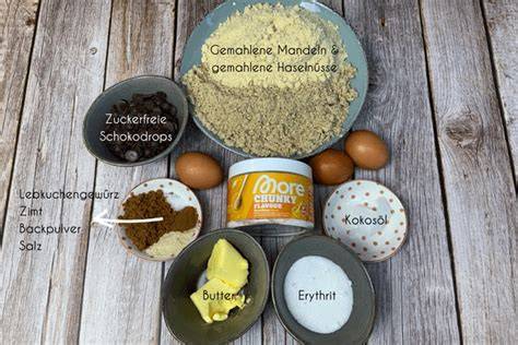 Zutaten für Erdbeer-Quark-Blechkuchen aufgereiht in kleinen Schalen