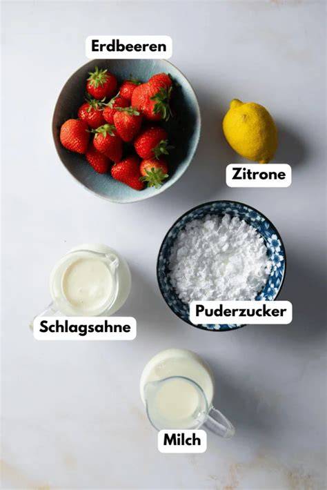 Zutaten für Erdbeereis: gefrorene Erdbeeren, Banane, Joghurt und Vanille auf einem Küchentisch