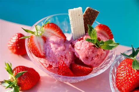Zutaten für Erdbeereis (Erdbeeren, Sahne, Joghurt)