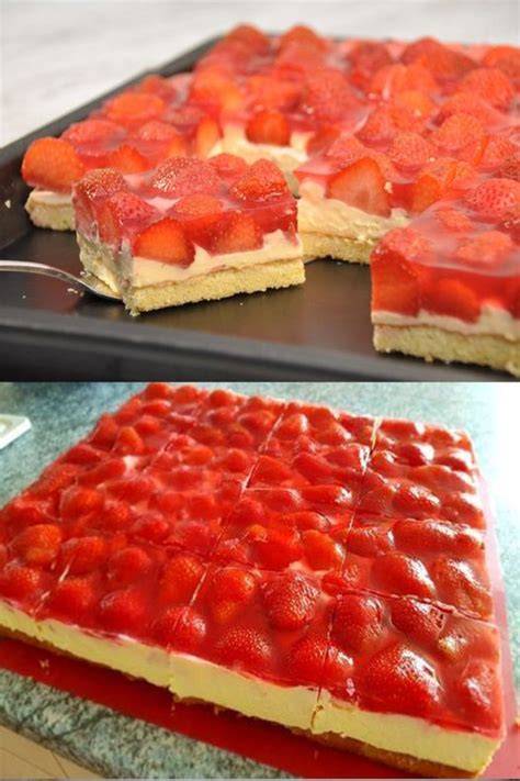 Zutaten für Erdbeerkuchen mit Schmand zusammengeschnitten auf einem Tisch