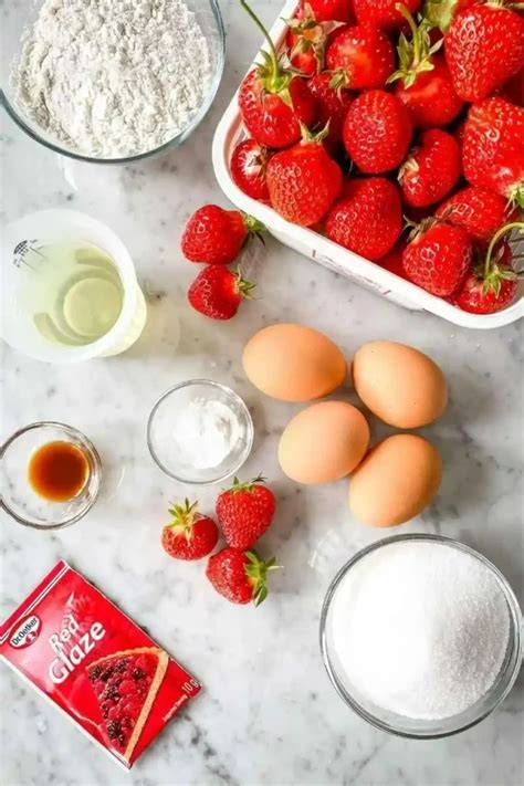 Zutaten für Erdbeertorte: Tortenboden, Vanillepudding, Erdbeeren, Tortenguss, Zucker, Milch