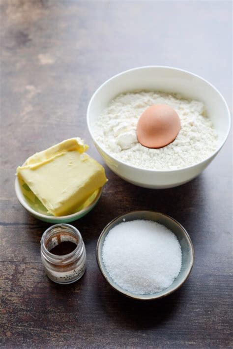 Zutaten für Flan Pâtissier: Mehl, Eier, Milch, Sahne, Butter, Vanilleschote, Zucker, Stärke