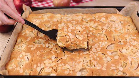 Zutaten für Florentiner-Apfelkuchen: Äpfel, Mandeln, Butter, Mehl, Zucker etc.