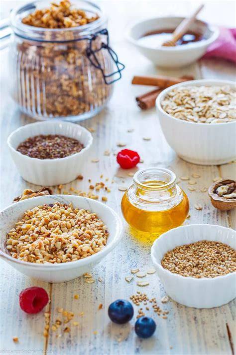 Zutaten für Granola: Haferflocken, Nüsse, Samen, Honig und Kokosöl