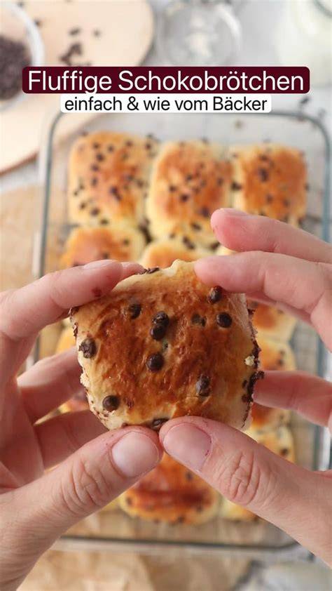 Zutaten für Hefeteig und Schokobrötchen auf einer Arbeitsfläche