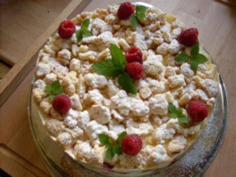 Zutaten für Himbeer Quark Streusel Torte übersichtlich angeordnet