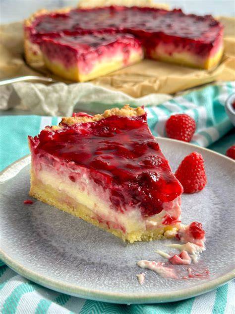 Zutaten für Himbeer Schmand Kuchen, auf einem Tisch arrangiert