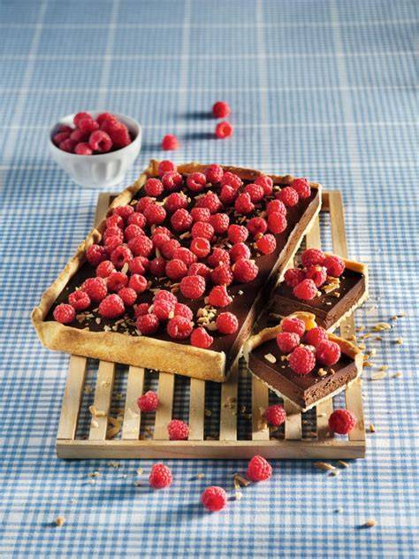 Zutaten für Himbeer Trüffel Tarte neben Backzubehör