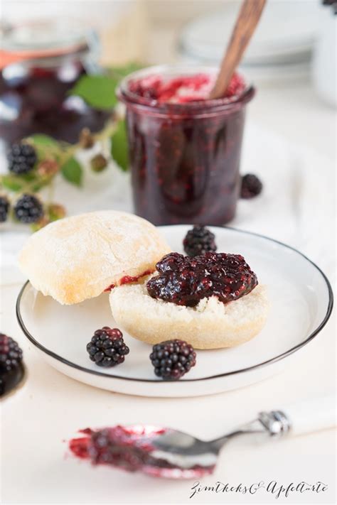 Zutaten für Holunder-Brombeer-Marmelade gesammelt und beschriftet