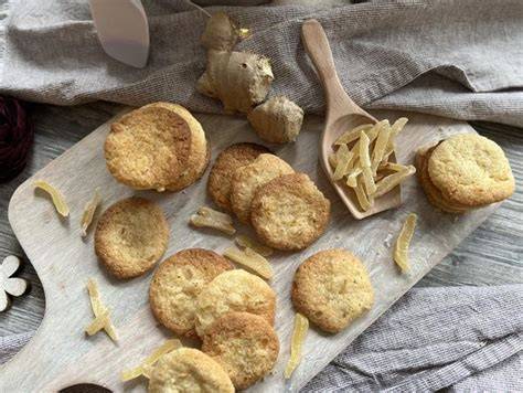 Zutaten für Ingwer Plätzchen und Gewürze nebeneinander arrangiert