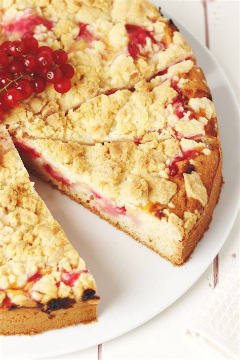 Zutaten für Johannisbeer-Quark-Kuchen: Quark, Eier, Zucker, Butter, Mehl, frische Johannisbeeren