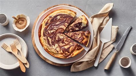 Zutaten für Käsekuchen mit Schokoboden auf einer Küchenarbeitsplatte