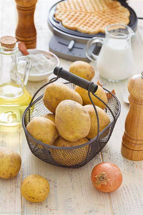 Zutaten für Kartoffelwaffeln: Kartoffeln, Eier, Mehl, Zwiebeln, Kräuter
