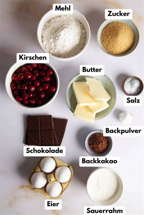 Zutaten für Kirsch-Ruhrkuchen nebeneinander