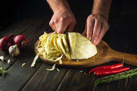 Zutaten für Lauch-Schinken-Torte auf einem Küchenbrett arrangiert