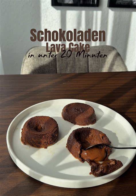Zutaten für Lava Cake: Schokolade, Butter, Eier, Zucker, Kakaopulver, Mehl