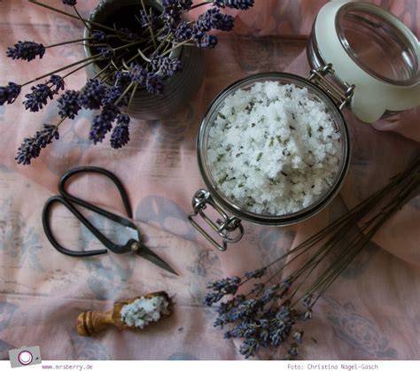 Zutaten für Lavendel-Zucker-Peeling auf einem Tisch