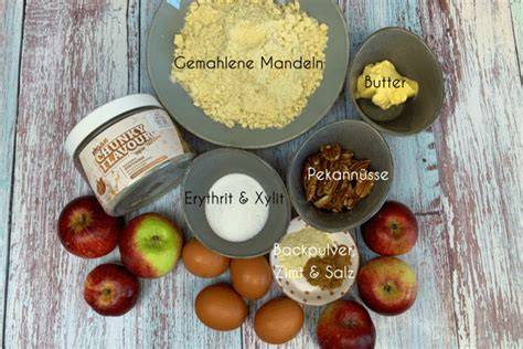 Zutaten für Low Carb Apfelkuchen mit Streusel auf einem Küchentisch