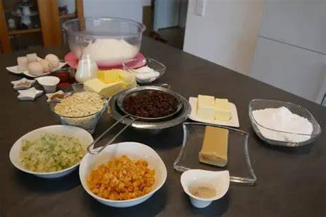 Zutaten für Macadamia-Kokostorte aufgelistet, fotografiert