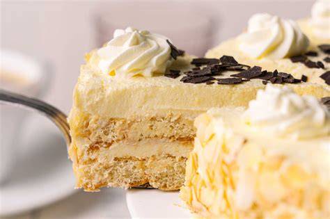 Zutaten für Malakoff Torte: Löffelbiskuit, Creme, Mandeln, Rum