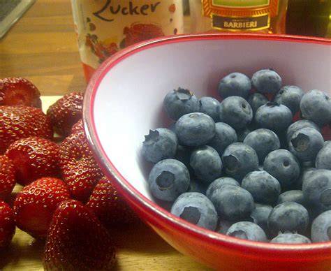 Zutaten für Marmelade: Erdbeeren, Heidelbeeren, Gelierzucker