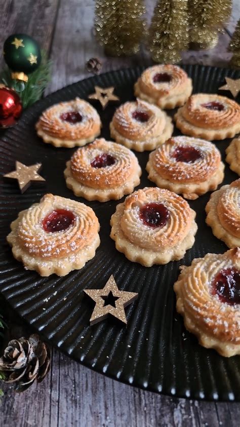 Zutaten für Marzipan Butterkipferl schön angerichtet