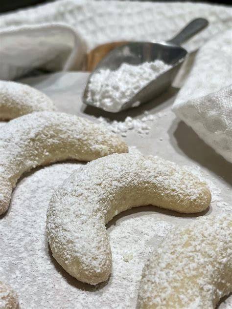 Zutaten für Marzipan Kipferl: Marzipan, Mehl, Butter, Ei, Puderzucker, Mandeln