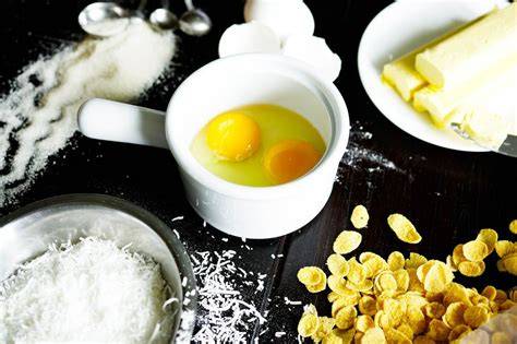 Zutaten für Marzipan-Osterhasen auf einem Tisch