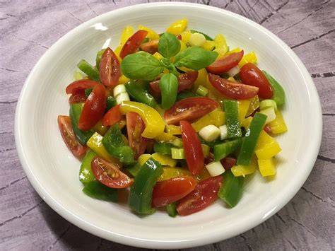 Zutaten für Maultaschensalat: Tomaten, Paprika, Salat