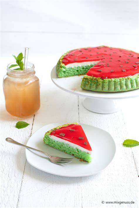 Zutaten für Melonenkuchen: Butterkekse, Mascarpone, Wassermelone, grüne und rote Lebensmittelfarbe
