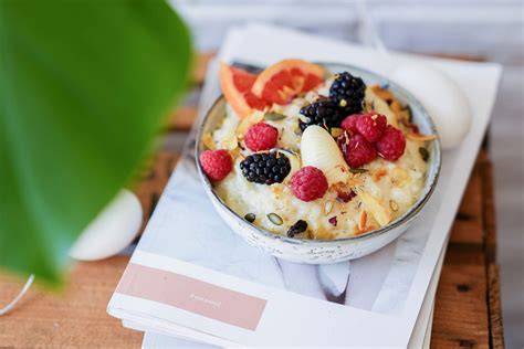 Zutaten für Milchreis mit weißer Schokolade - Flatlay mit Reis, Milch, Schokolade und Früchten
