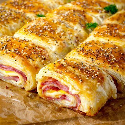 Zutaten für Mini Schinken-Käse-Croissants: Blätterteig, Schinken, Käse, Ei