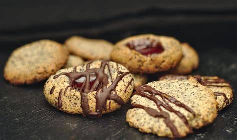 Zutaten für Mohn Marzipan Plätzchen (Mehl, Marzipan, Mohn, Butter, Ei etc.) stilvoll angerichtet