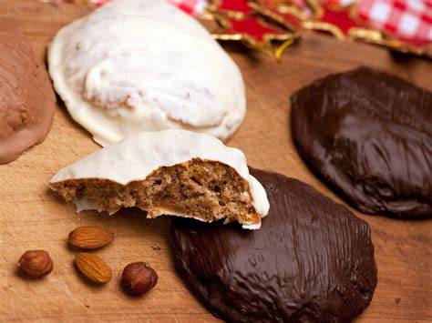 Zutaten für Nürnberger Lebkuchen: Nüsse, Mandeln, Honig, kandierte Früchte und Gewürze