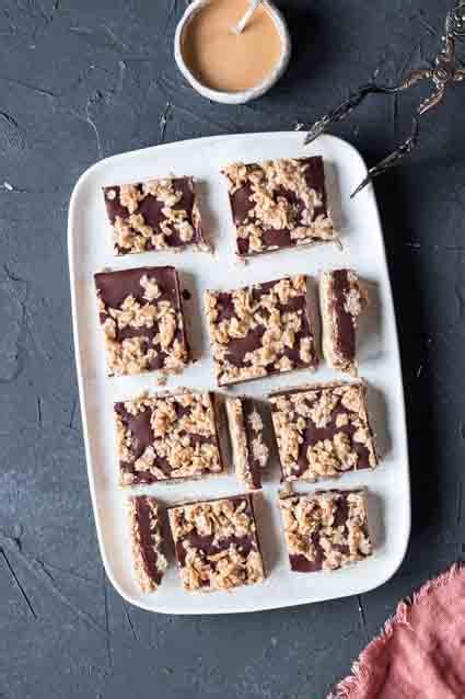 Zutaten für No-Bake Schoko-Hafer-Schnitten (Haferflocken, Schokolade, Nussmus)