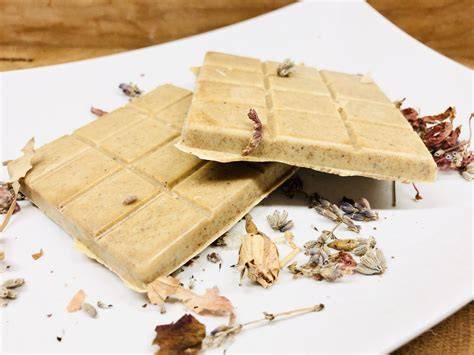 Zutaten für Nougat Tonkabohnen Likör: Nougat, Sahne, Tonkabohne, weiße Schokolade