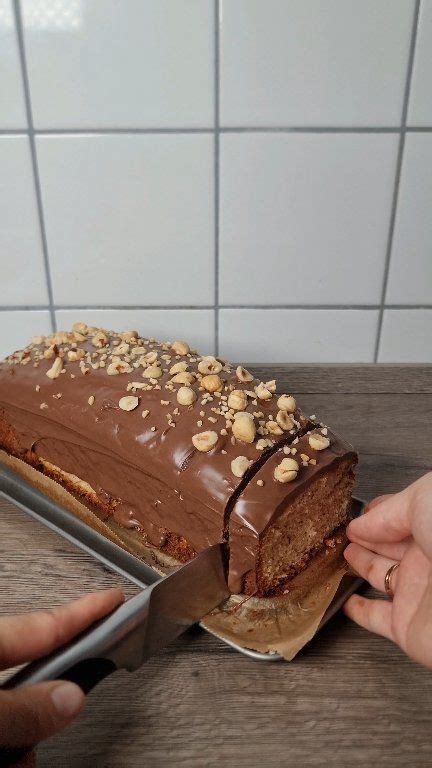 Zutaten für Nuss-Nougat-Kuchen: Haselnüsse, Nougat, Butter, Kuvertüre, Eier, Mehl und Zucker