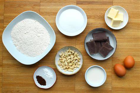 Zutaten für Nusskuchen und weiße Schokolade, arrangiert in der Küche
