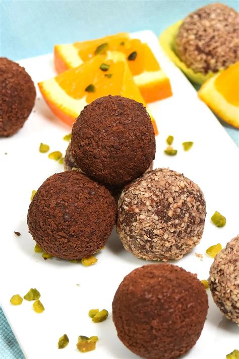 Zutaten für Orangen Marzipan Trüffel auf der Arbeitsfläche