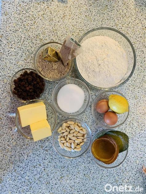 Zutaten für Pfefferkuchen Kekse: Mehl, Butter, Honig, Mandeln, Orangeat, Gewürze
