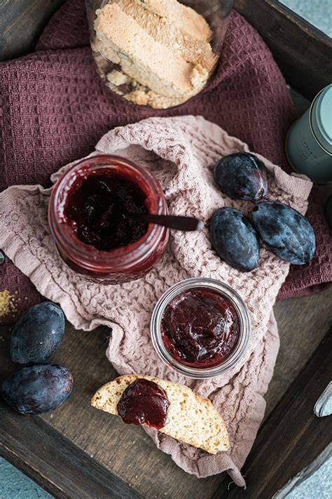 Zutaten für Pflaumen-Vanille-Marmelade: Pflaumen, Vanilleschote, Gelierzucker, Zitrone