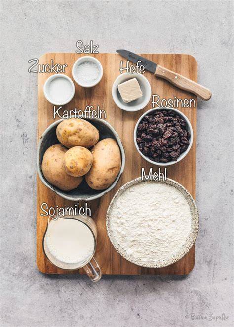 Zutaten für Pickert auf einem Tisch: Kartoffeln, Mehl, Hefe, Milch, Eier, Rosinen
