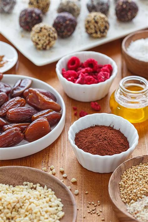 Zutaten für Pralinenfüllungen: Nüsse, Früchte, Gewürze und Schokolade