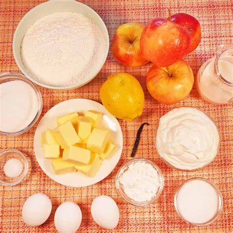 Zutaten für Protein Apfelkuchen mit Skyr - auf dem Tisch ausgebreitet